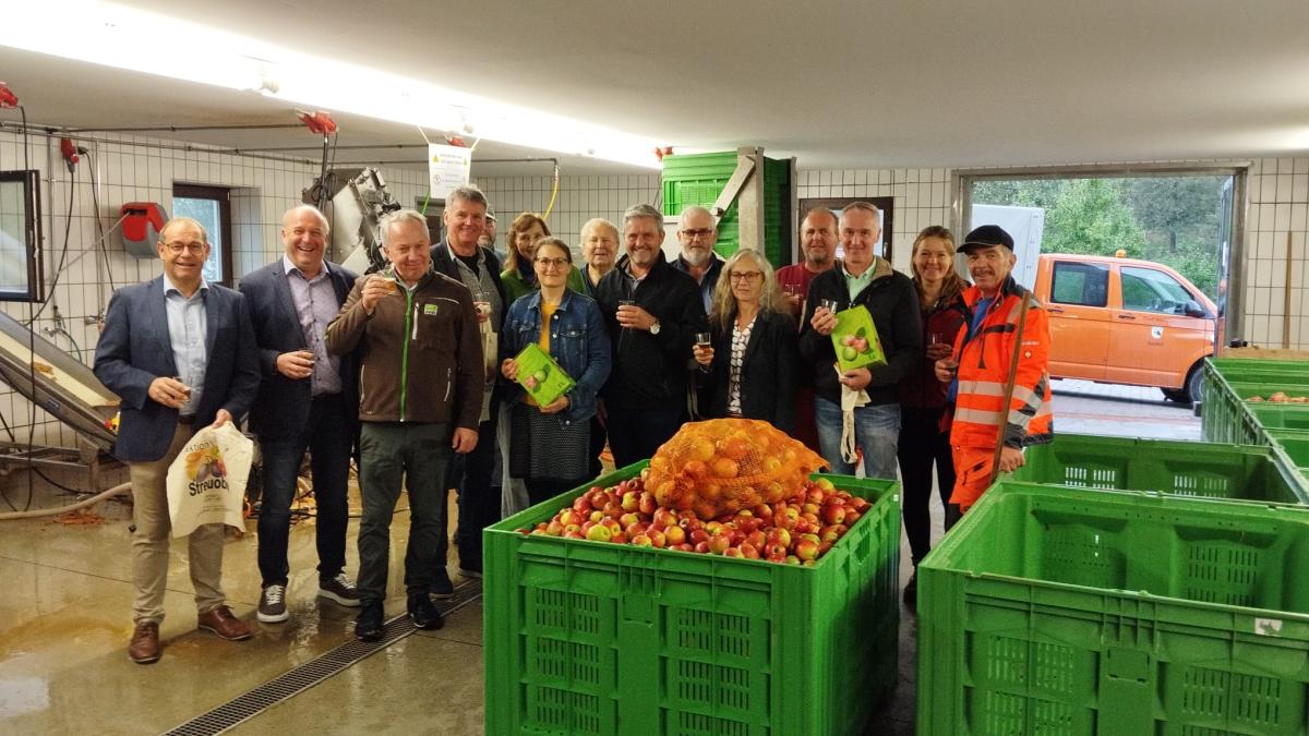 Bürgermeister:innen besichtigen die Obstpresse im Staatsguts Kringell