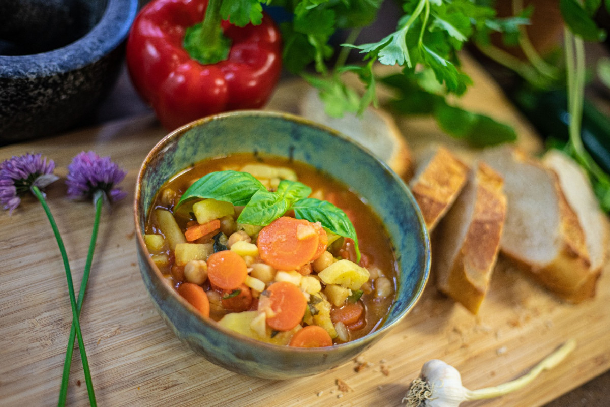 Gemüse-Curry in einer Schüssel schön angerichtet