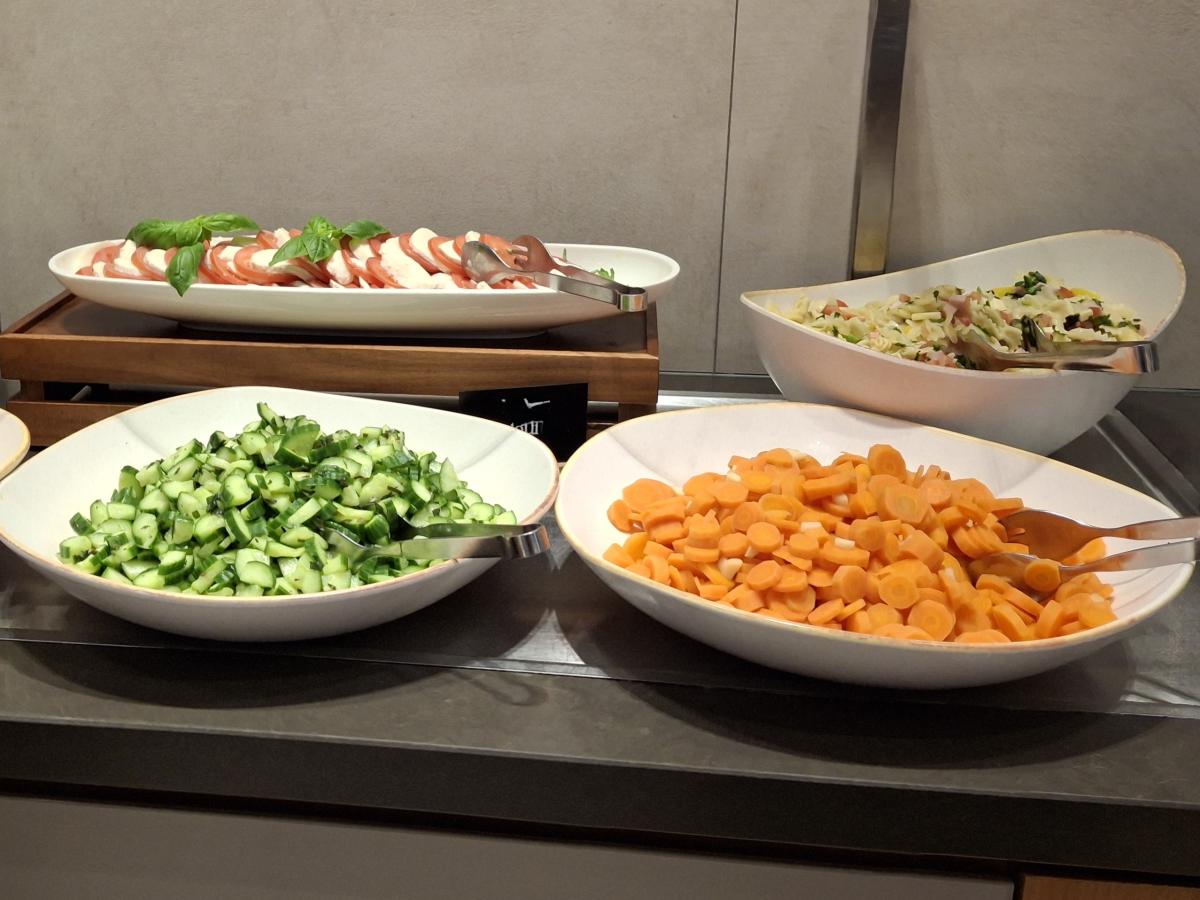 Schüsseln mit verschiedenen Speisen am Buffet