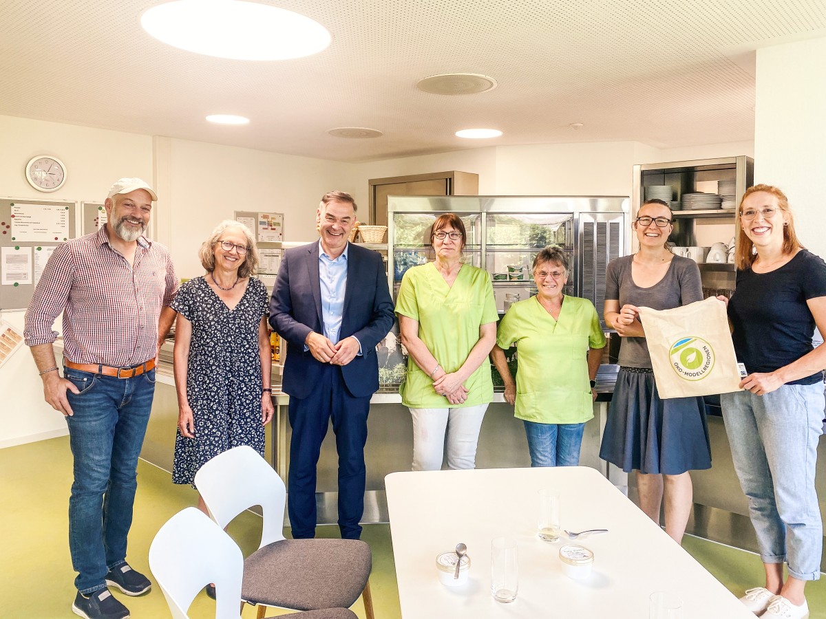 Gruppenfoto in der Cafeteria des Landratsamtes