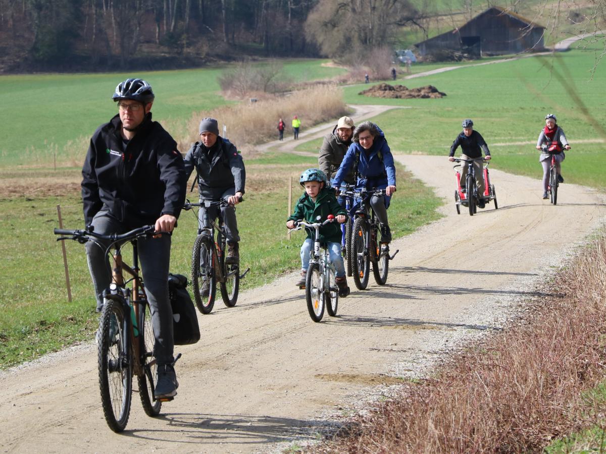 Radfahrer auf Schotterweg
