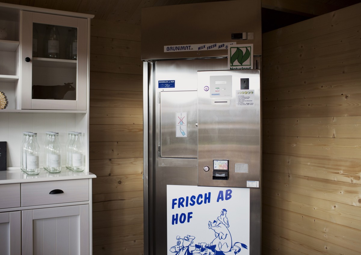 Milchautomat in einem Holzhäuschen