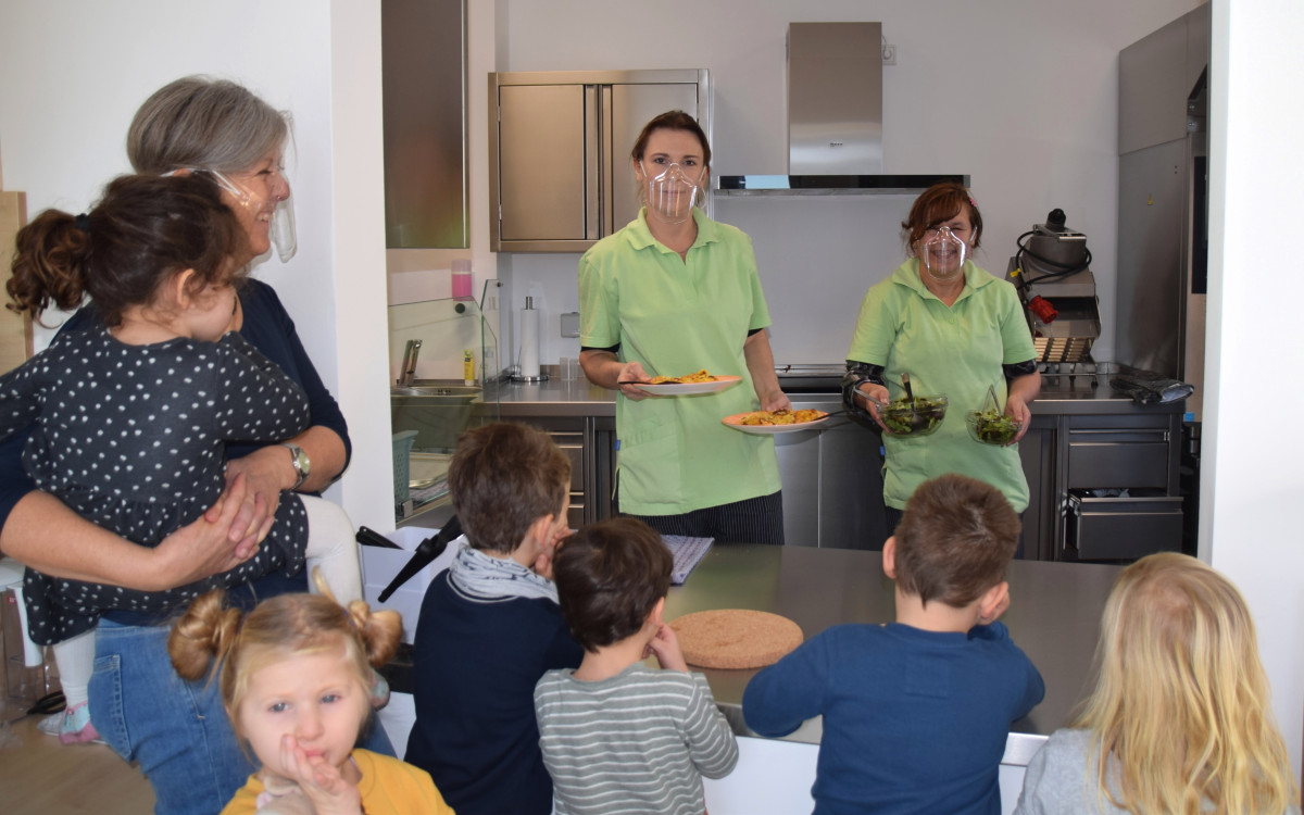 Jeden Tag gibt es im neuen "Haus des Kindes" in Oberwerrn frisch gekochtes Essen aus Bio-Produkten. Hier servieren unter den Augen von Petra Schröder l. die Köchin Olga Tschernow m. und die Hauswirtschafterin Digna Dacosta r. den Kindern Kartoffelauflauf