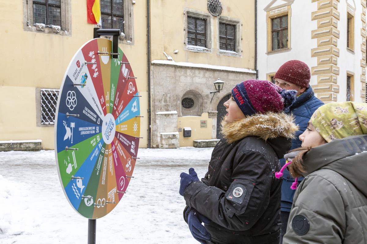 Bio-Glücksrad vor dem Rathaus