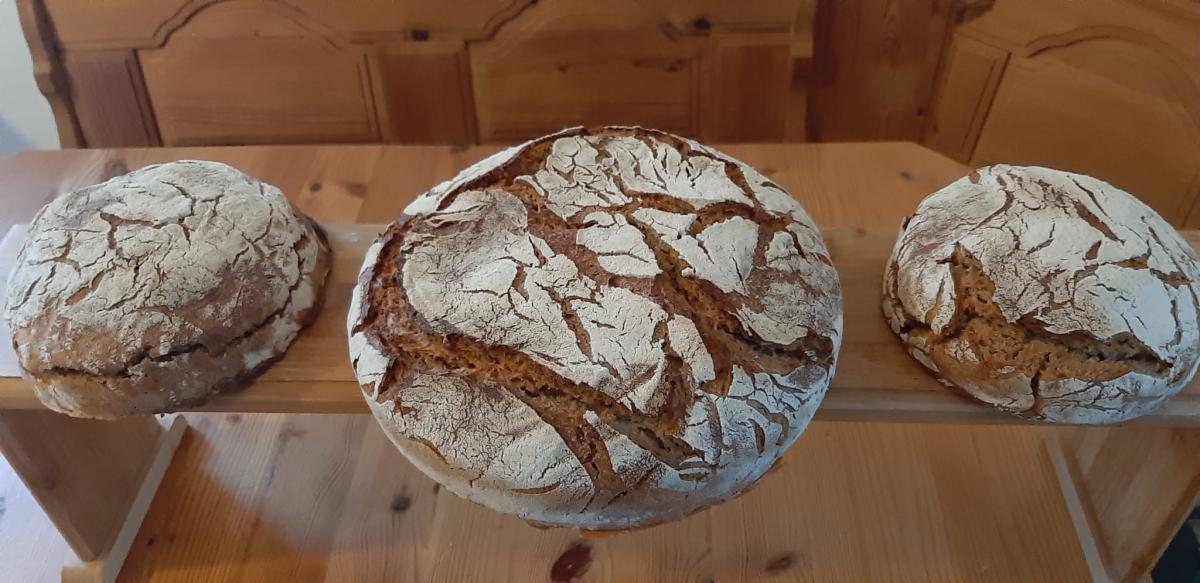 Brot auf einem Holzbrett