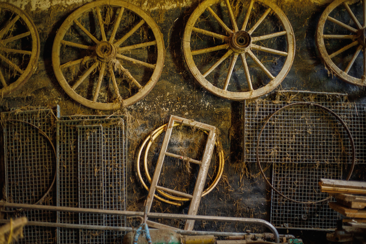 Alte Holzräder an einer Scheunenwand