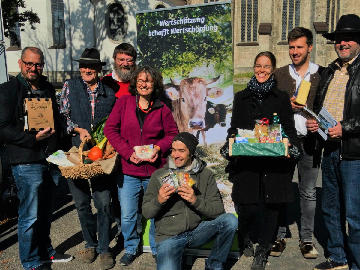 Eine Gruppe mit Akteuren auf dem Herbstmarkt in Obergünzburg