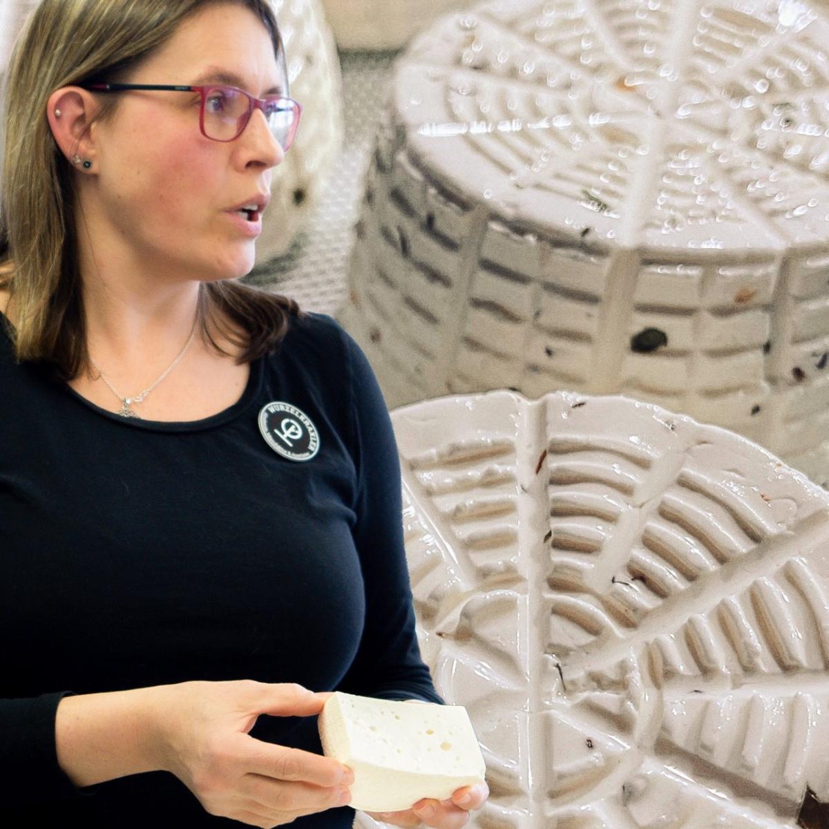 Frau präsentiert Käse