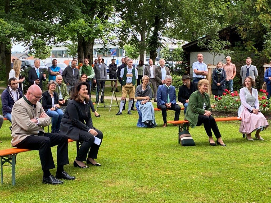 Besucher aus Ämtern und anderen Kooperationspartnern im Lindenpark von Teisendorf