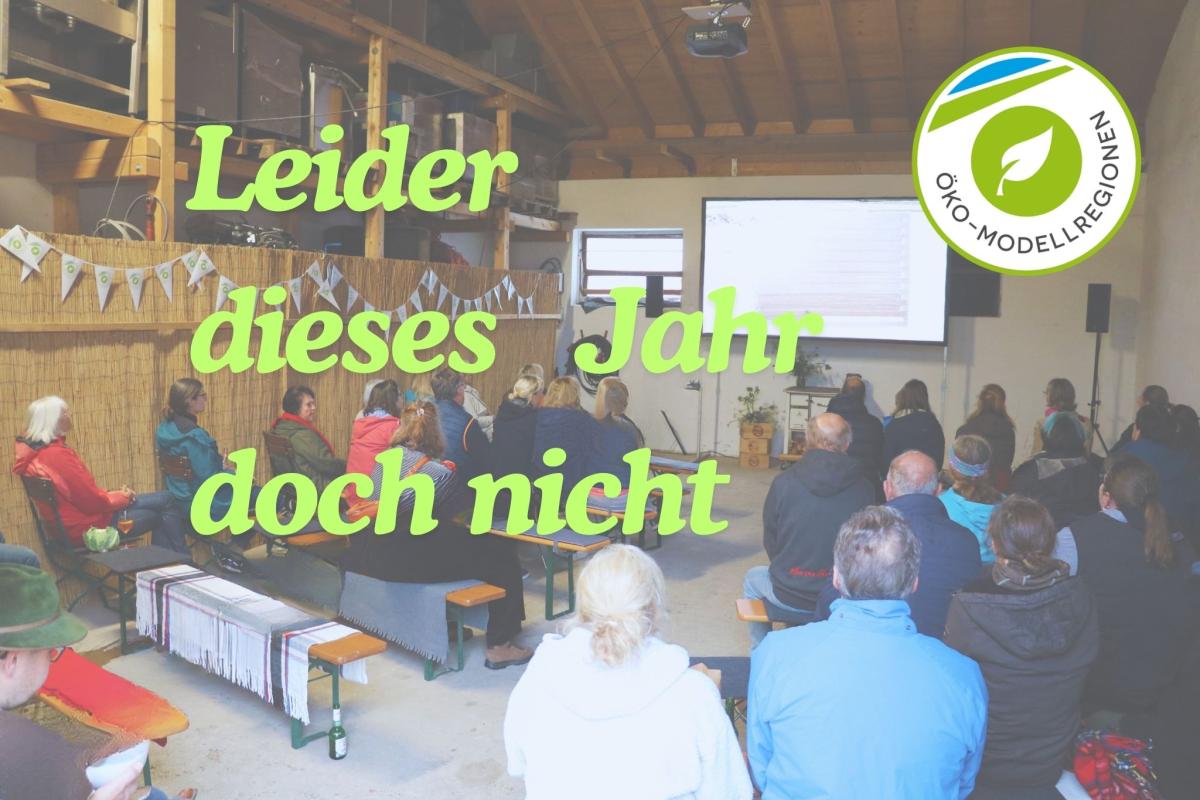 Menschen sitzen vor einer weißen Leinwand