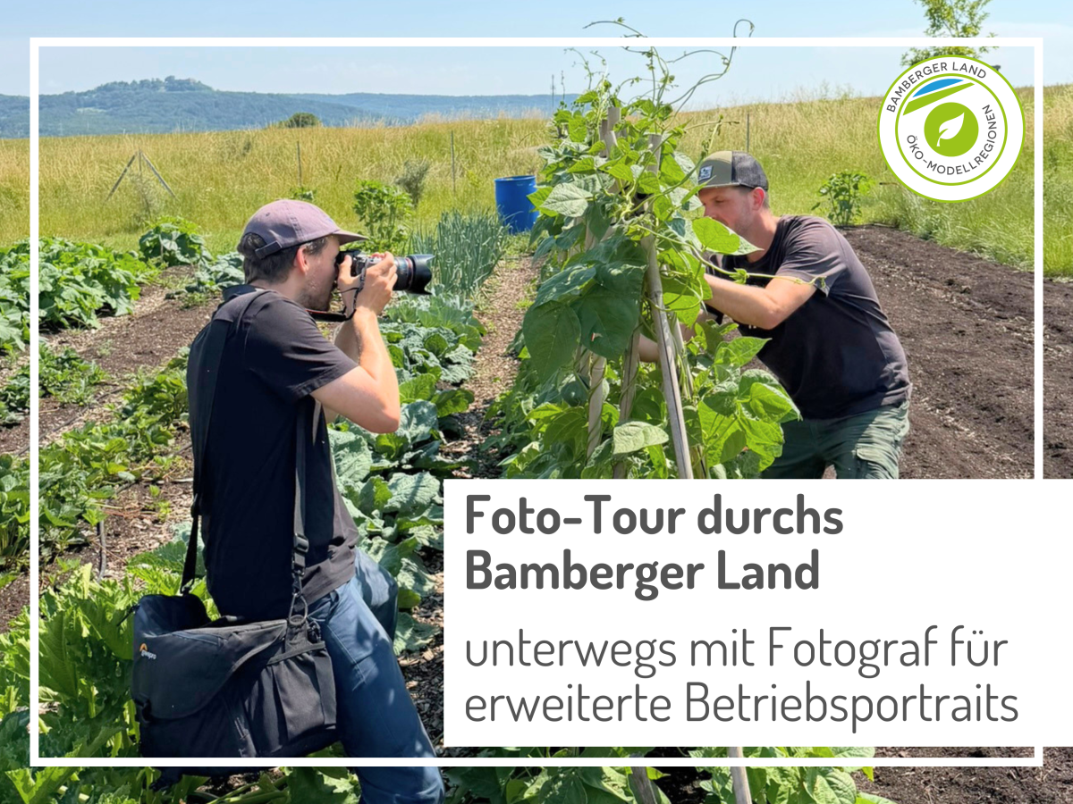 Person fotografiert andere Person, die Bohnenstangen anfasst