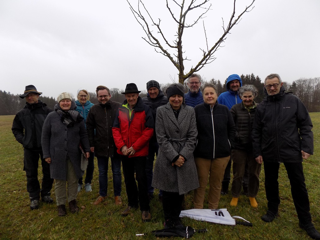 Die Baumpaten der Streuobstwiese im Waginger Ortsteil Ebing, auf der vor einiger Zeit 46 Bäume gepflanzt worden sind, ließen sich an diesem Tag vom Wettergeschehen (es regnete und der Wind wehte kräftig) nicht unterkriegen.