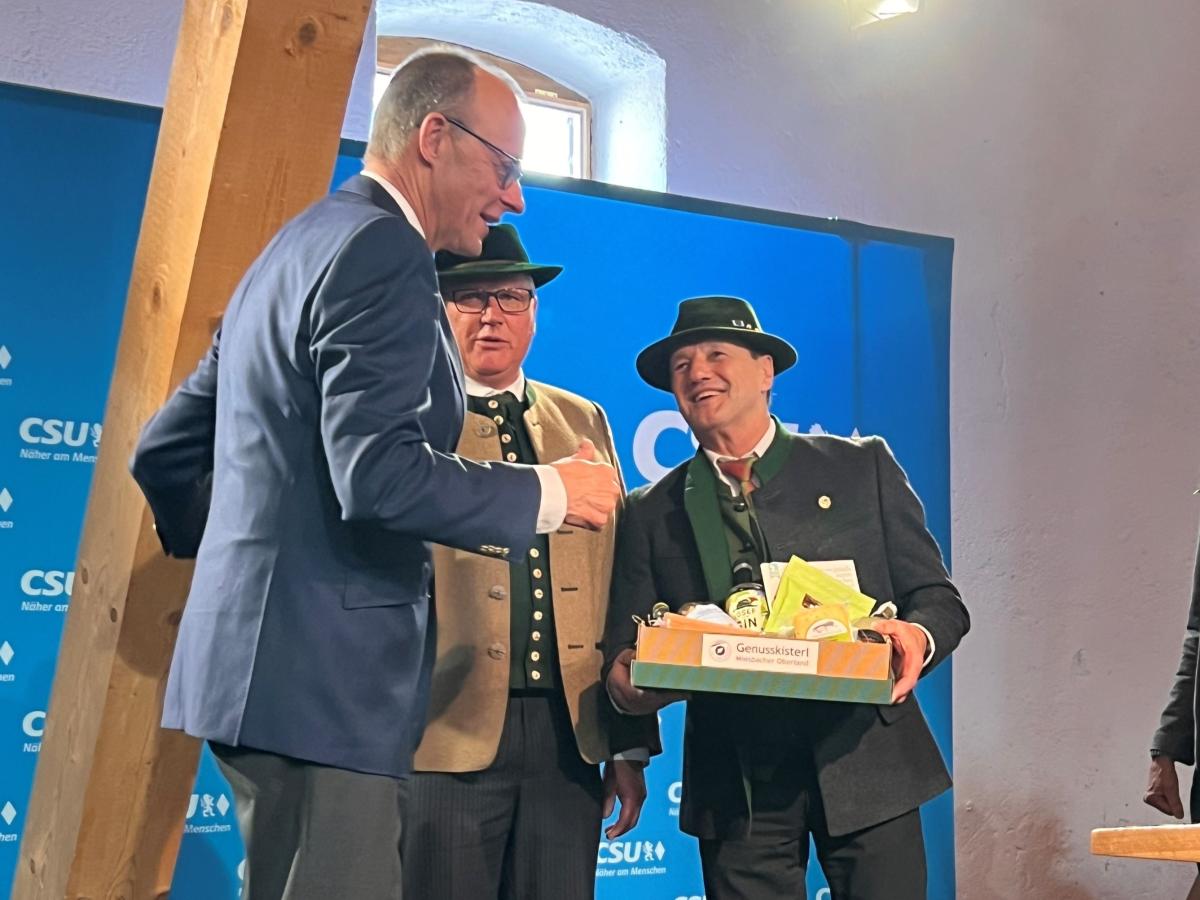 Friedrich Merz mit Genusskisterl