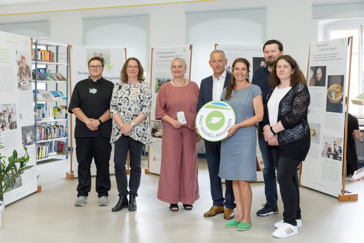von li nach re: Florian Krettner (Koch), Hannaleena Pöhler (Stadt) Judith Hock-Klemm (Radis & Bona), Ludwig Artinger, Bürgermeister der Stadt Regensburg, Elke Oelkers (ÖMR-Team) und Ehepaar Böhm (Meiwies GmbH) bei der Ausstellungseröffnung