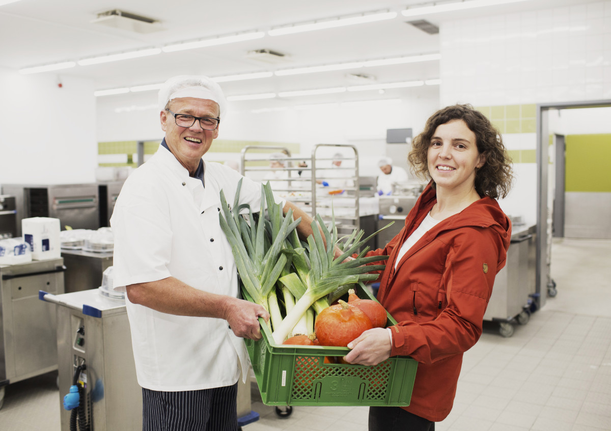 Bio-Landwirtin Christina Windmaißer beliefert das Klinikum Freyung mit frischem Gemüse aus eigenem Anbau - Küchenchef Walter Hager nimmt es entgegen
