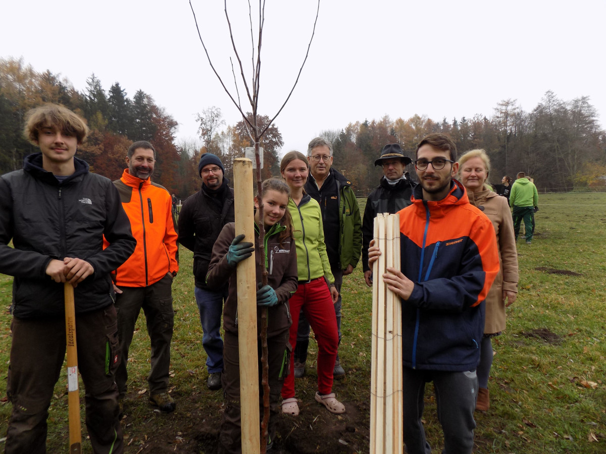 Schüler der Staatlichen Berufsschule Traunstein III der Fachrichtung Gartenbau, die soeben eine neue Obstwiese angelegt haben, mit ihren Lehrern, der Eigentümerin des Angers, den Vertretern des Landschaftspflegeverbandes und der Managerin der Ökomodellregion (von links).