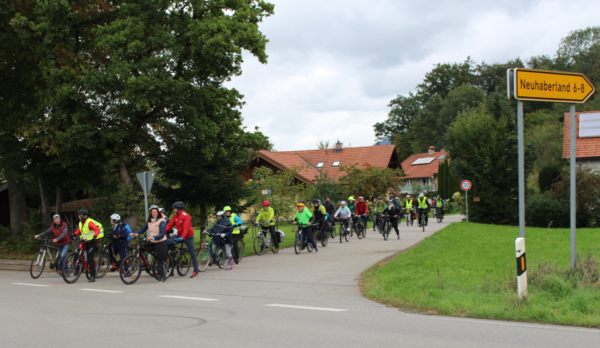 Biogenuss-Radltour 2022 Radlteilnehmer halten bei Haberland