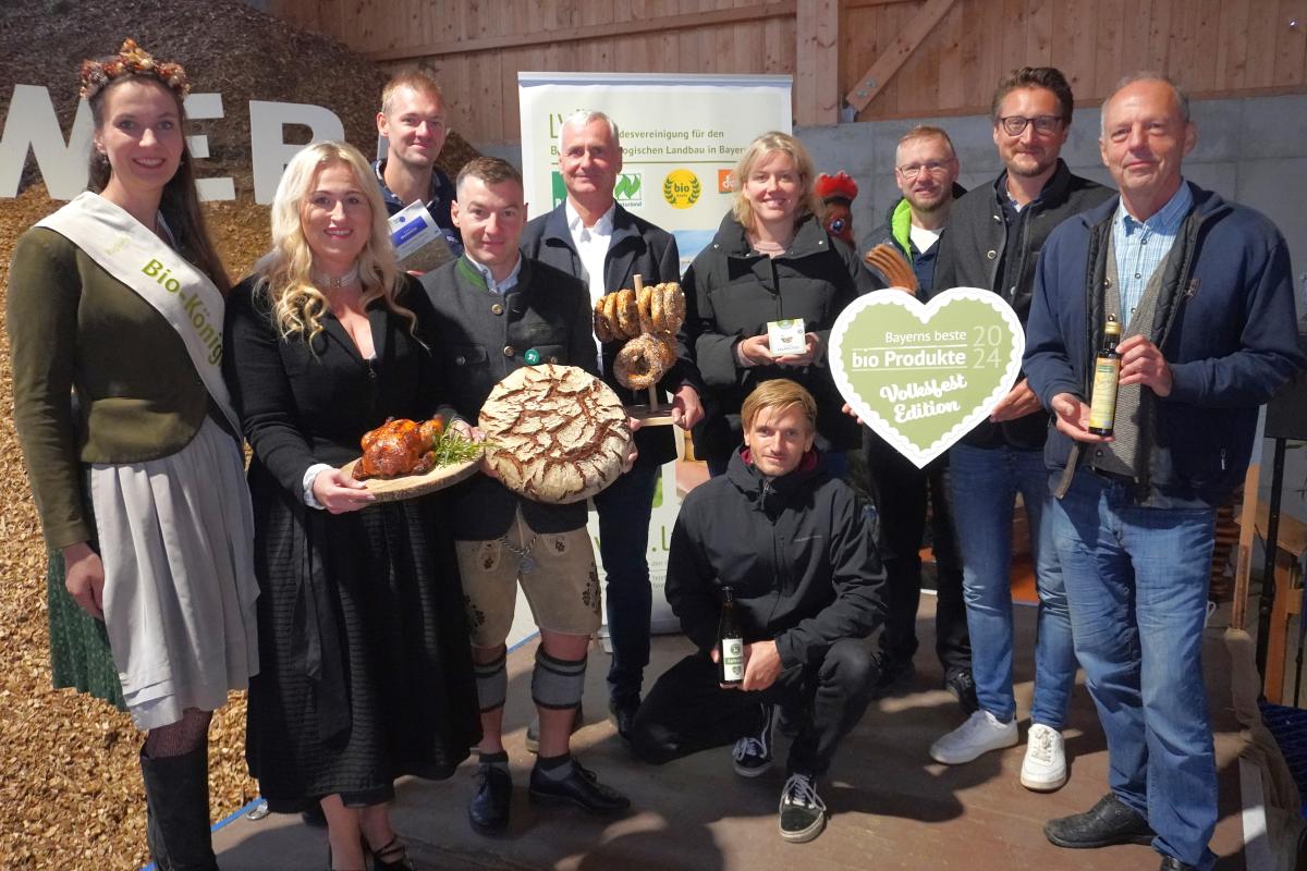 Preisverleihung am 14. 09. 2024 auf dem Biohof Lex (Emling/Bockhorn bei Erding) v.l.n.r.: Bayerische Bio-Königin Raphaela I.; Angelika Reichtalhammer (Eder BioGeflügelhof; Moritz Wiest (Good Crop); Nico Scheller (Lokalbäckerei Brotzeit); Hans Peter Wagner (Biobäckerei Wagner); Natallia Spengler (Legomo); Felix Ostermeir (Bio-Brauerei Rotes Pony); Jürgen Weig (Tagwerk Biometzgerei); Thomas Lang (1. Vorsitzender LVÖ Bayern); Johann Niedl (Chiemgauer Ölmühle)