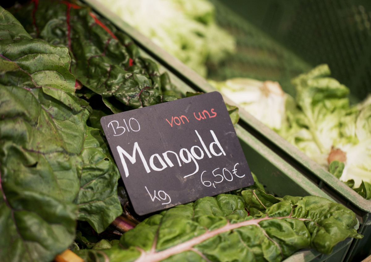 Foto einer Kiste Mangold mit der Aufschift: "Mangold - von uns"