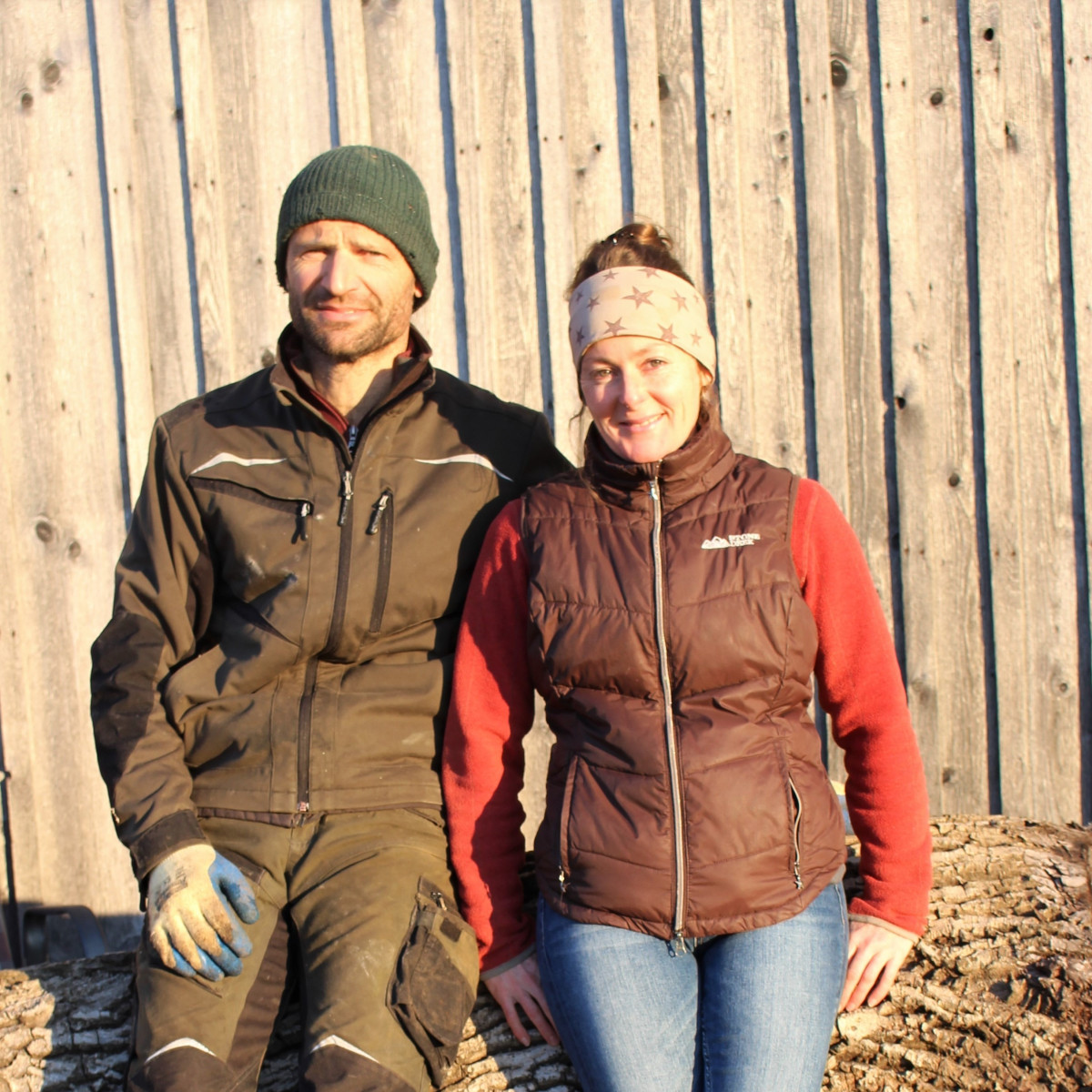 Kurze Verschnaufpause: Michaela und Ludwig Streitwieser vom Bockbauernhof in Ragging genießen am Spätnachmittag die letzten Sonnenstrahlen.