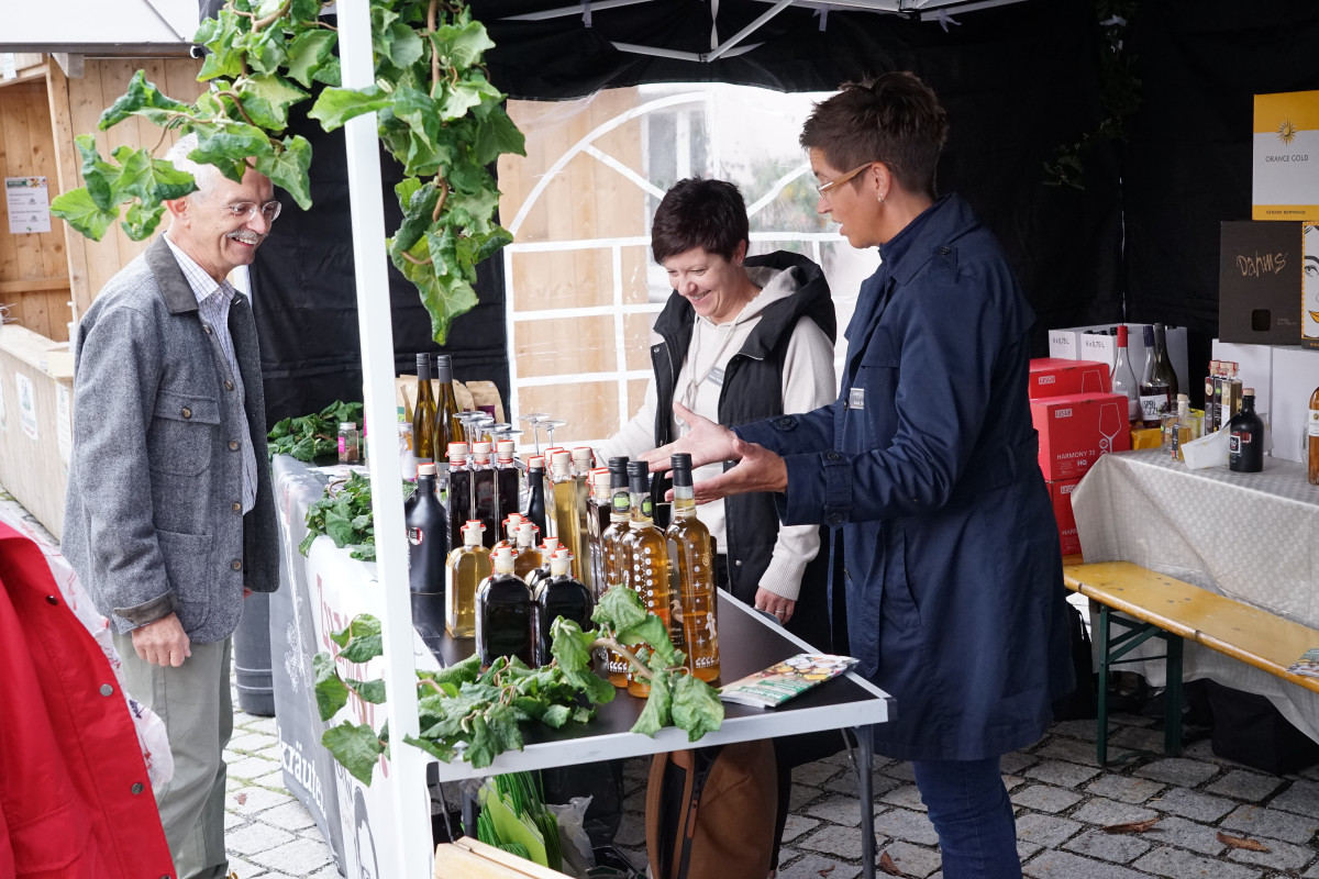 Auf dem Marktplatz in Falkenberg wurden unter anderem auch Bio-Weine und Bio-Spirituosen angeboten.