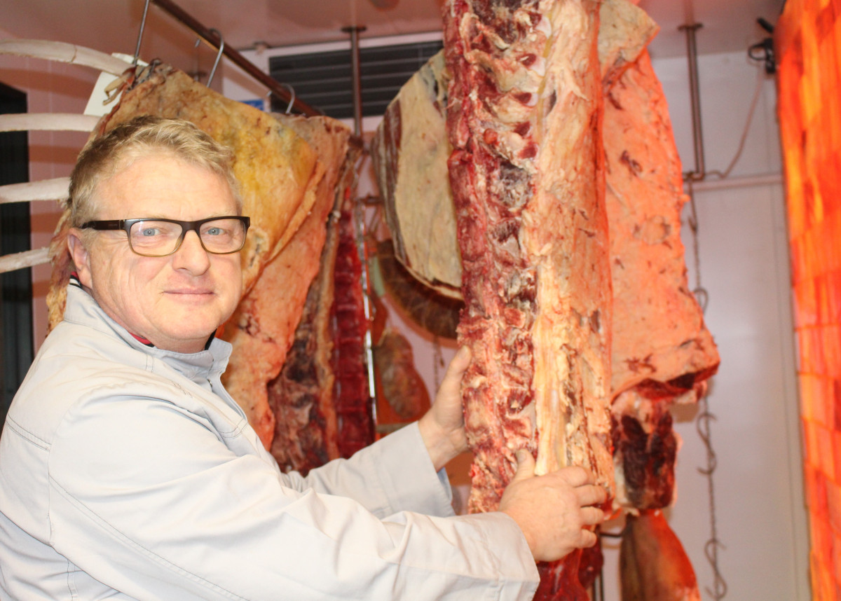 Weil Hermann Braunsperger seine Metzgerei hat biozertifizieren lassen, reift im mit rosa-orangefarbenen Salzsteinen ausgestatteten Reiferaum jetzt auch Bio-Rindfleisch; hier ein Bio-Rinderrücken, der vier Wochen am Knochen reifen soll.