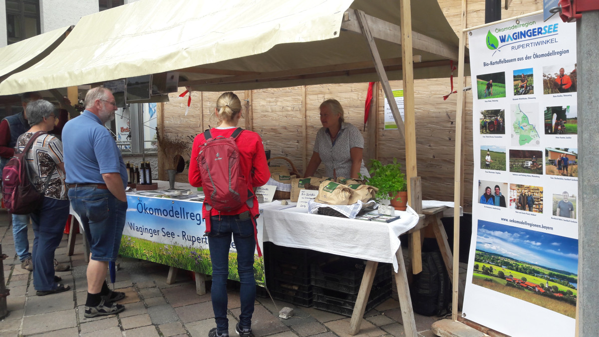 Der Stand der Ökomodellregion Waginger See - Rupertiwinkel am Regionaltag in Traunstein; Verkauf von Bio-Kartoffeln.