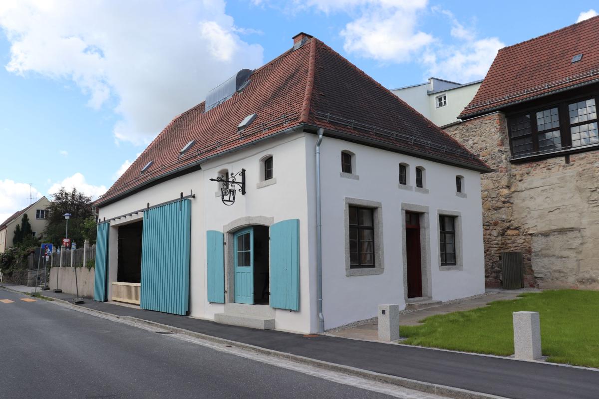 ein altes Gebäude, wieder neu hergerichtet