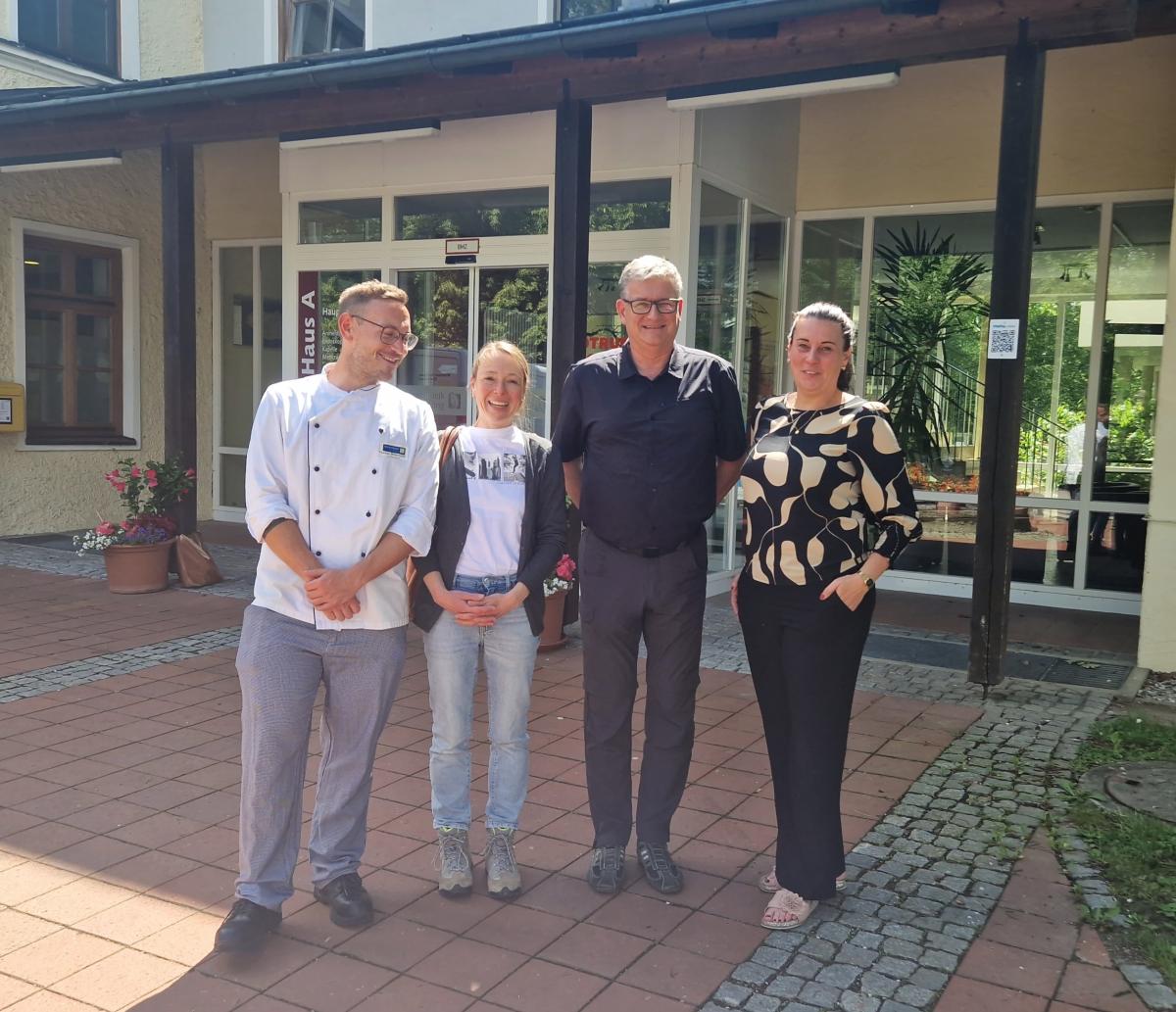 Mehr Bio in der Küche – die Salzachklinik lebt es vor. Von links nach rechts: Thomas Mittermüller, Küchenchef der Salzachklinik; Christina Lichtmannegger, Projektstelle „Mehr Bio in der AHV“ in der Ökomodellregion; Gregor Mack, neuer Leiter der Klinik; Sabine Barmbichler, Assistentin der Klinikleitung.