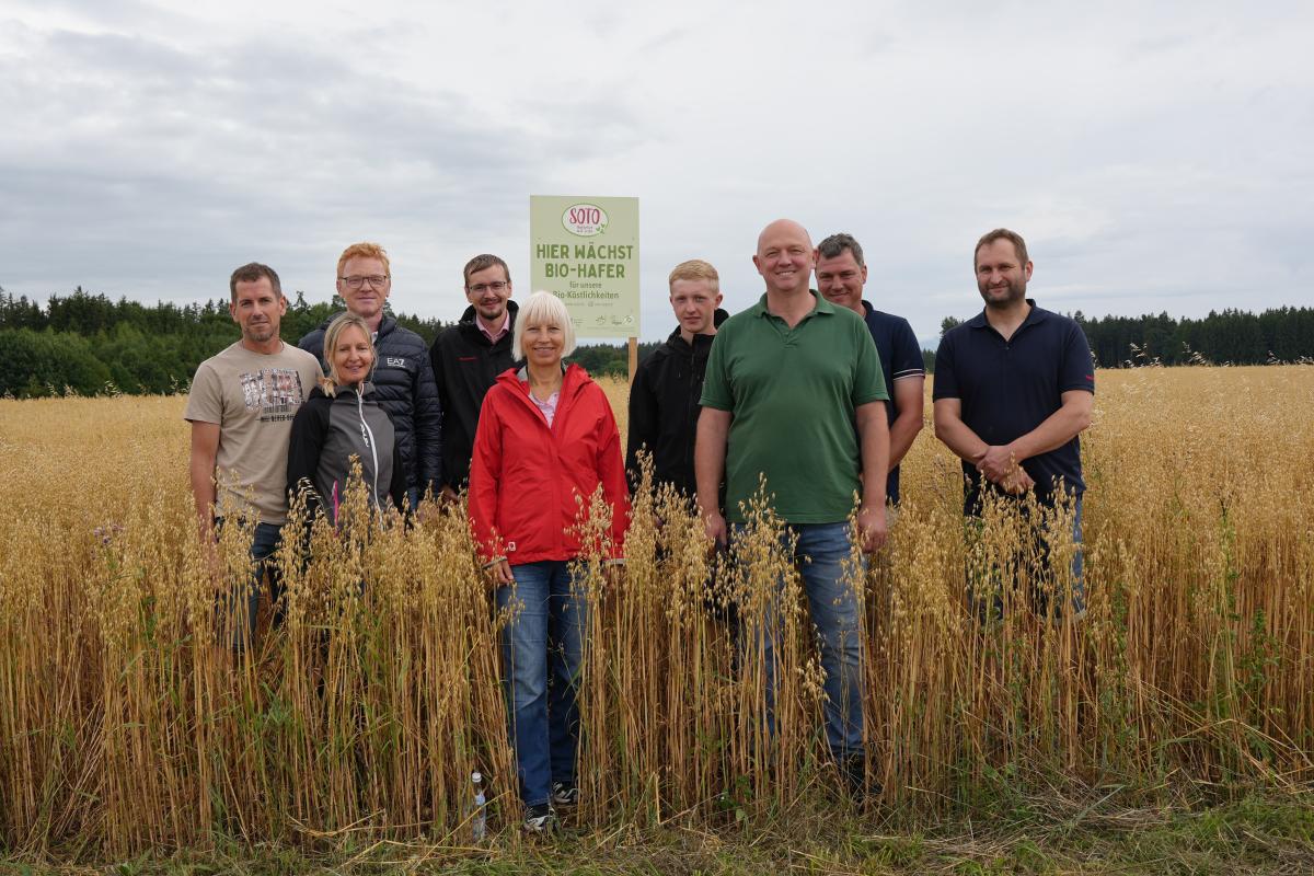 SoTo-Haferbauern mit Maria Schramm in enem Haferfeld