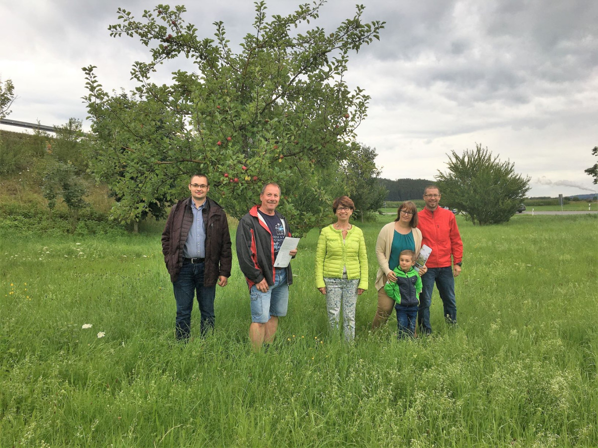 Baumpaten und Bürgermeisterin Christa Bail in Westerheim auf einer Streuobstwiese