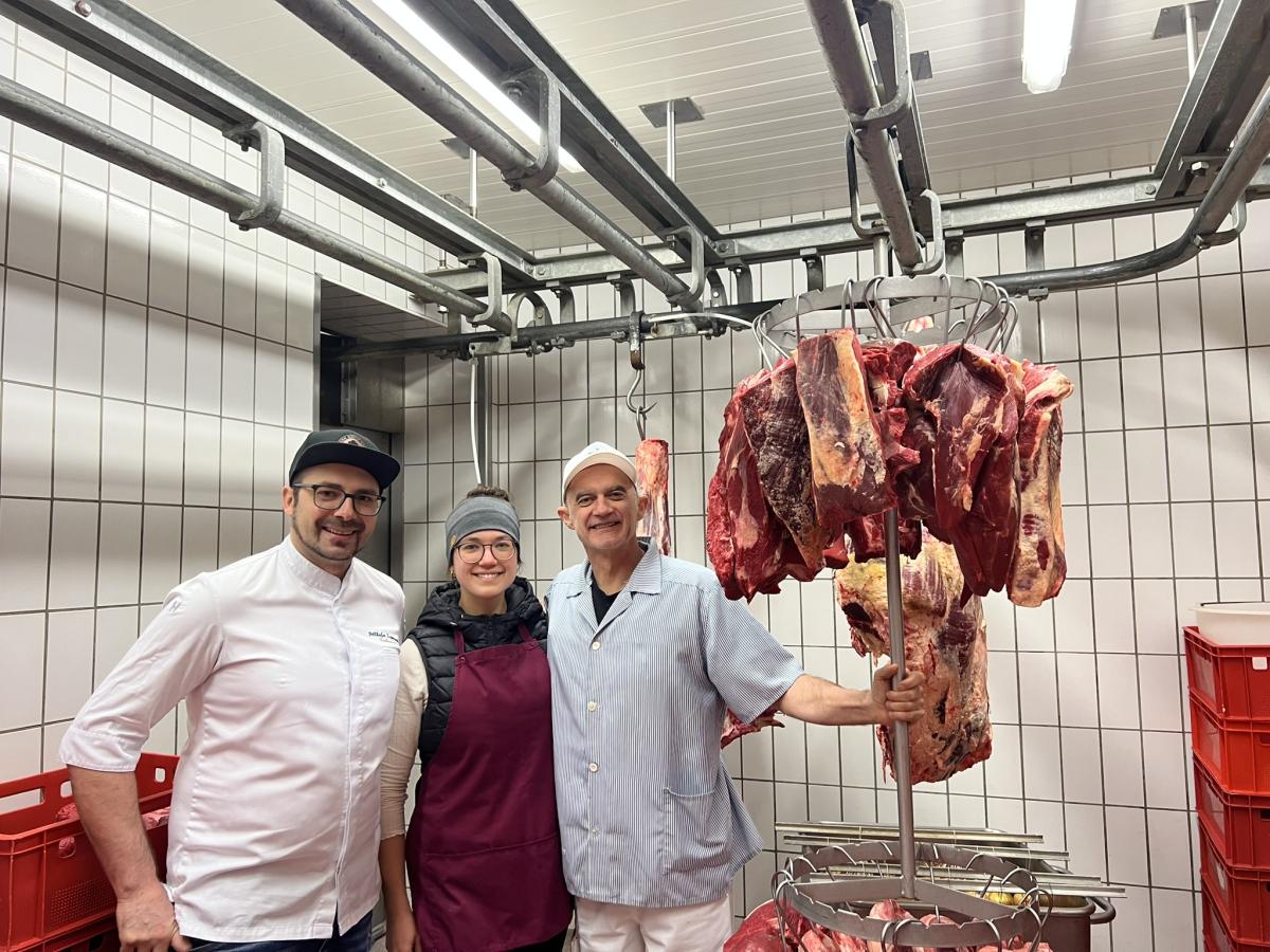 Menschen in Metzgerei