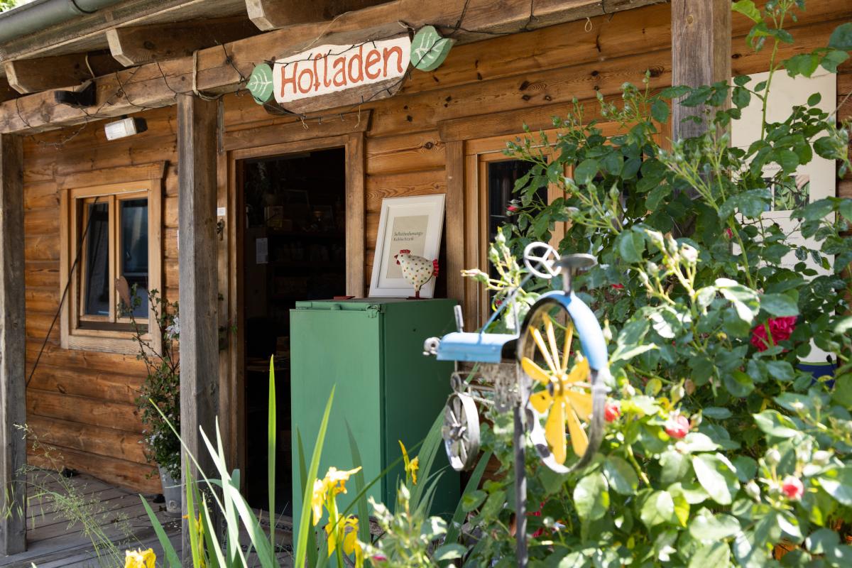 Hofladen von außen, Blumen im Vordergrund