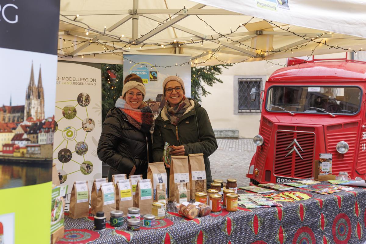 Katharina Gassner und Elke Oelkers betreuten das Gewinnspiel