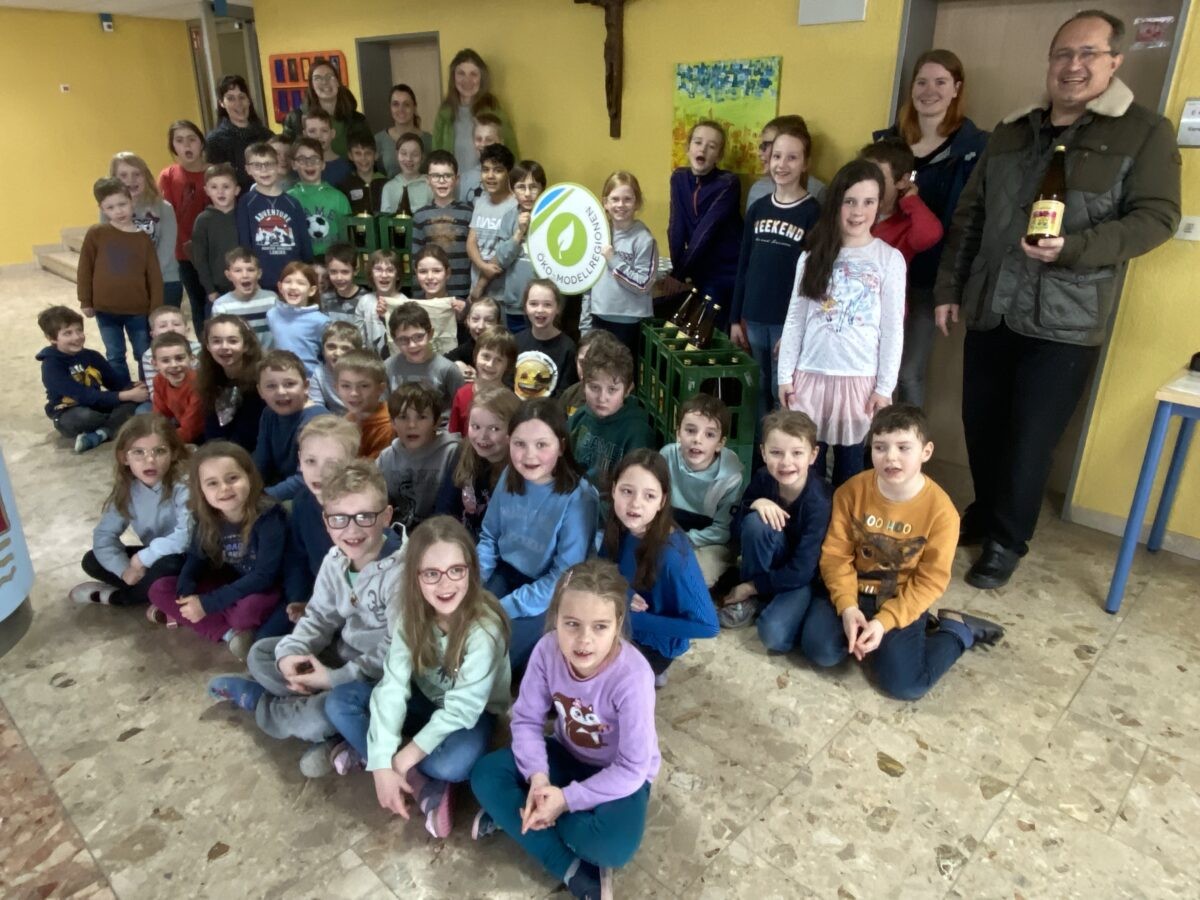 Gruppe an Kindern mit Bio-Apfelsaft