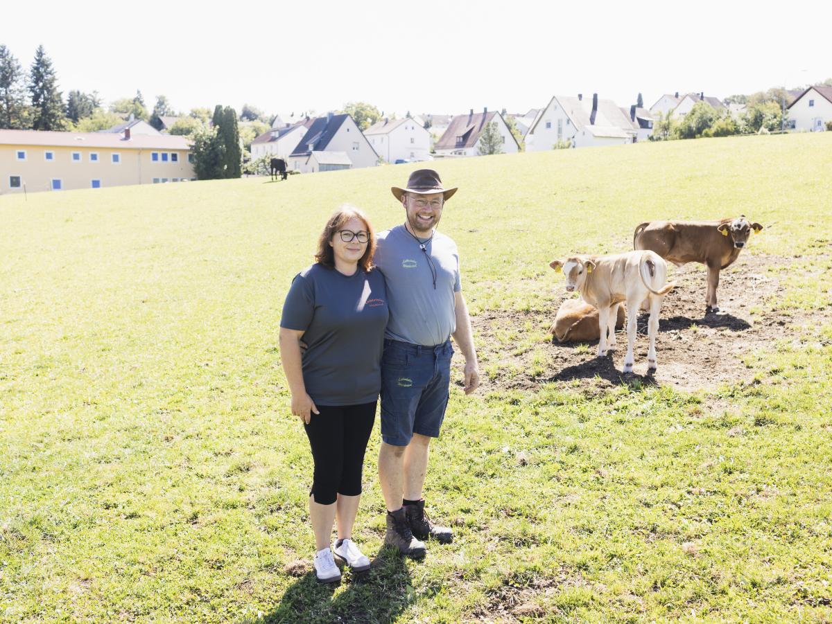 Michaela und Sepp auf ihrer Weide mitten in der Stadt