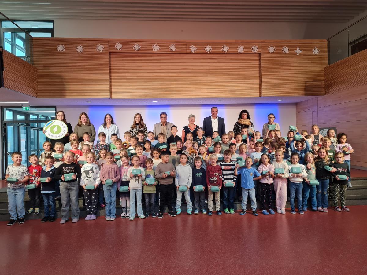 Die Erstklässler der Grundschule Rottenburg bei der Übergabe der Bio-Brotboxen