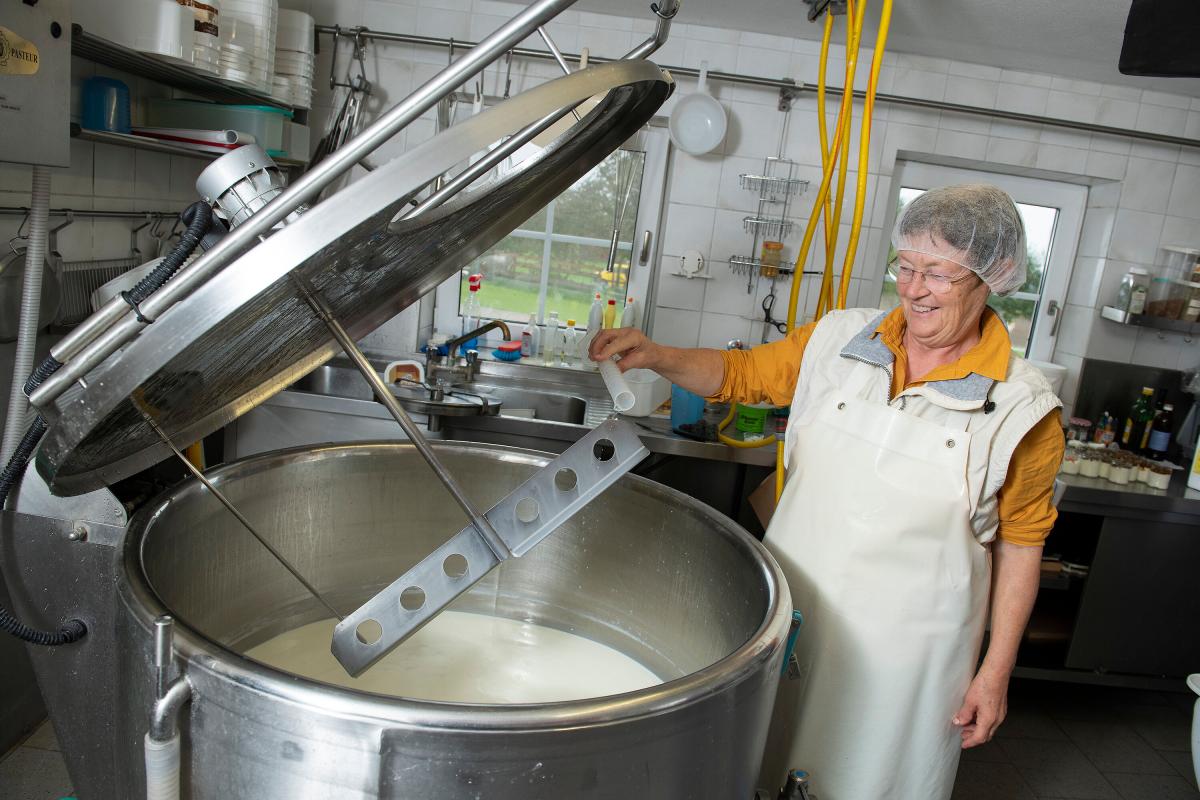 Maria Frisch am Käsekessel