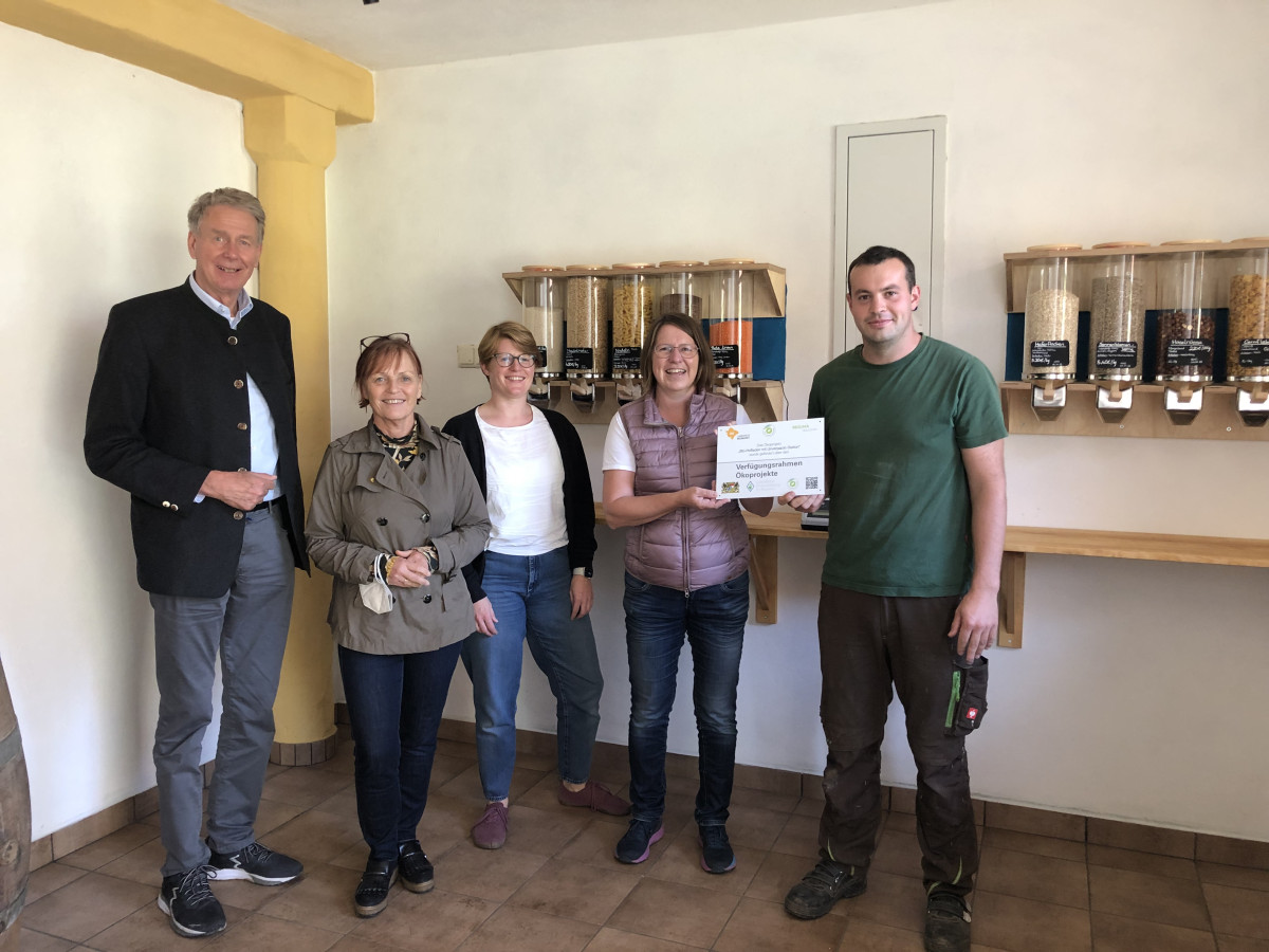 Jakob Ehemann (rechts) hat auf dem Demeter-Betrieb in Oberndorf den Hofladen ausgebaut und um eine Unverpackt-Station erweitert.