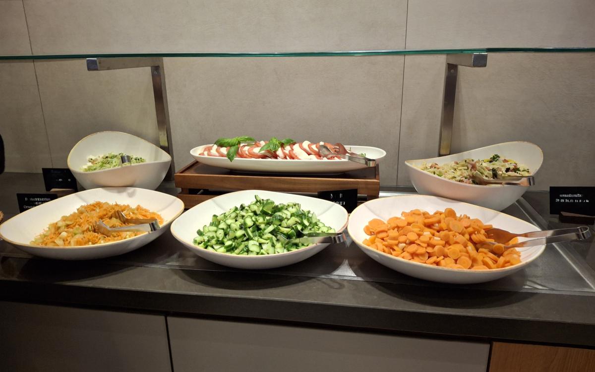 Mehrere Schüsseln (mit Gurken, Karotten, ...)