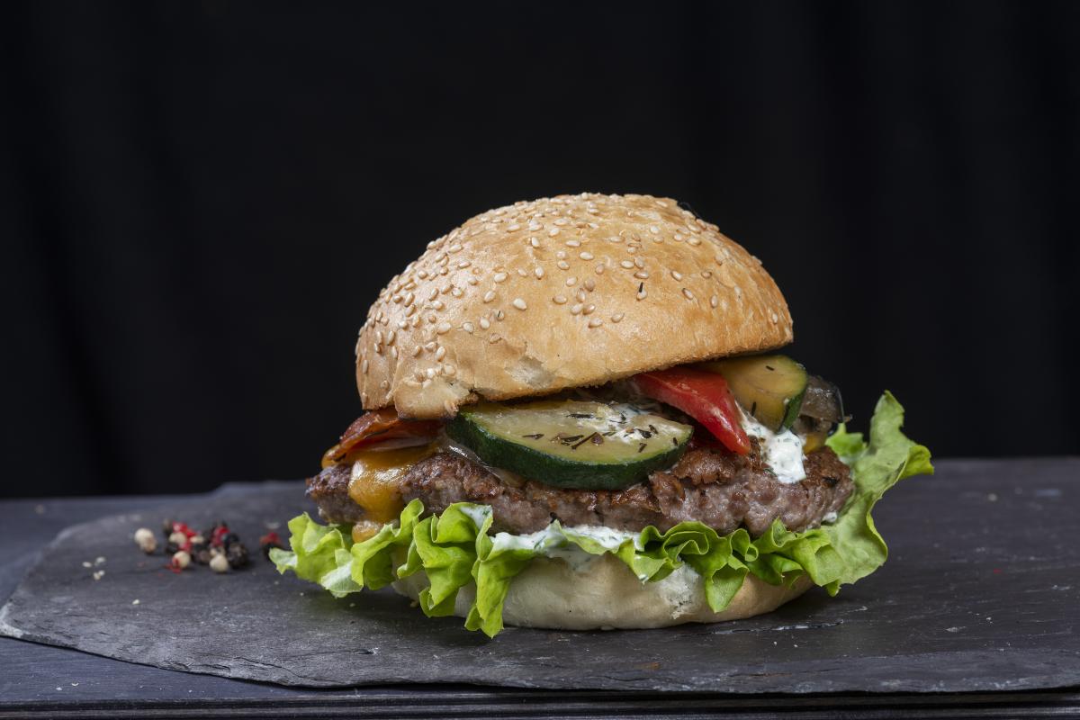 Kann ein Burger „fair“ sein? Ja, meint die Ökomodellregion – wenn das Fleisch vom artgerecht gehaltenen heimischen Biotier stammt, wenn alle Zutaten klimafreundlich in der Region erzeugt wurden und wenn alle Beteiligten an der Wertschöpfungskette für ihre Arbeit einen fairen Lohn bekommen haben. Zu probieren gibt´s den „Rupertiwinkelburger“ am Stand vom Bulliburger.