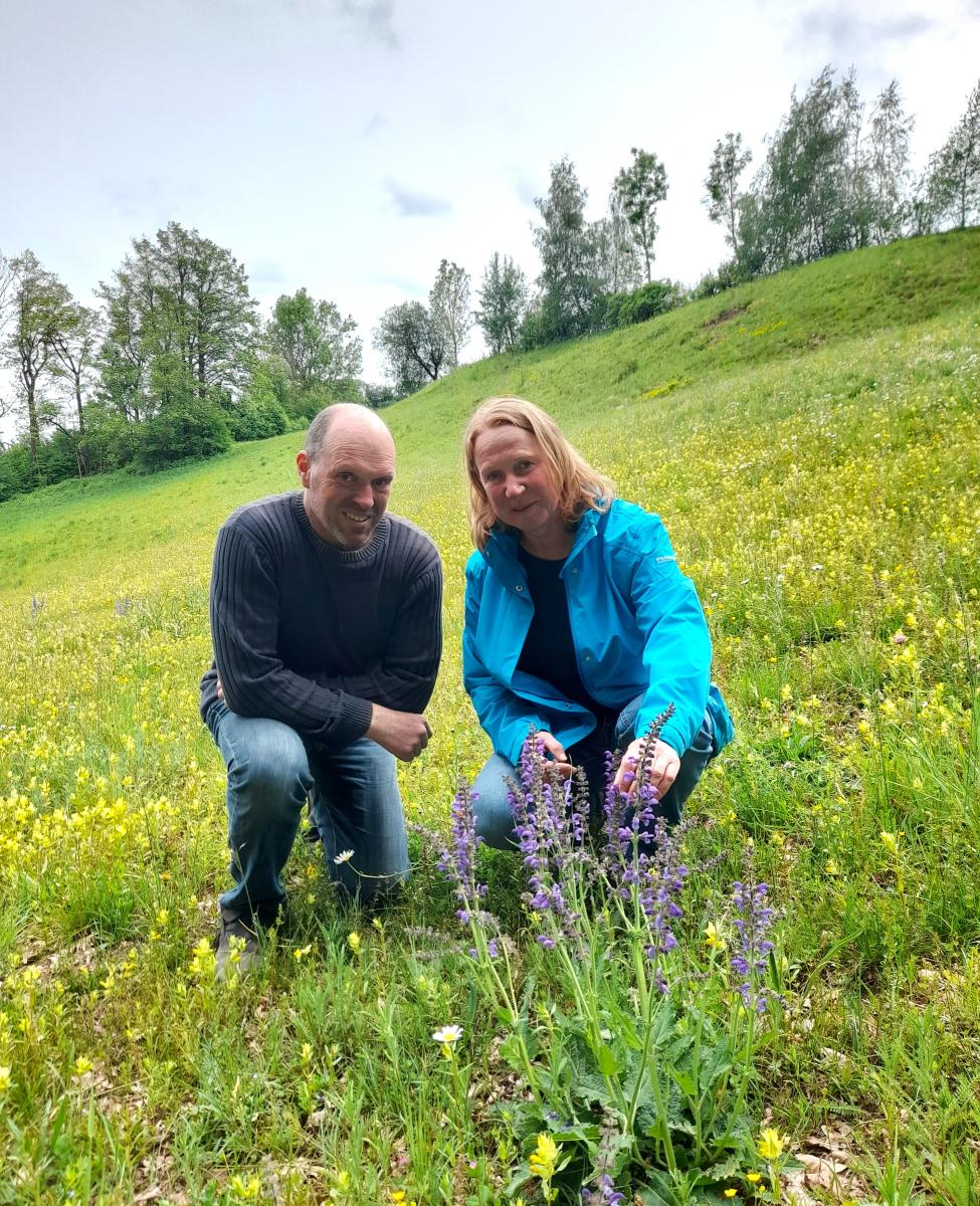 Matthias und Rosemarie Winkler aus Ollerding in ihrer 2022 prämierten Wiese