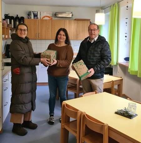 Übergabe des regionalen Apfelsafts an den Kindergarten St. Margareta in Tiefenbach