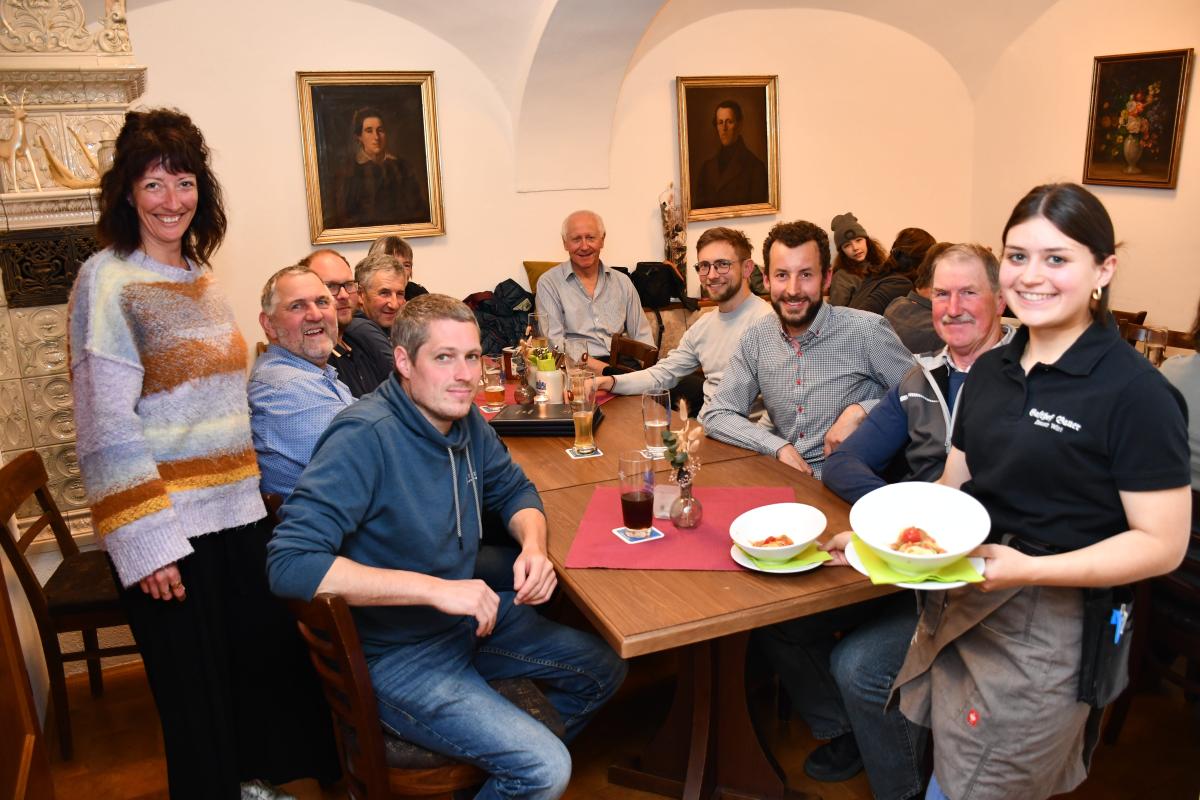 Gruppe von Menschen sitzt am Tisch