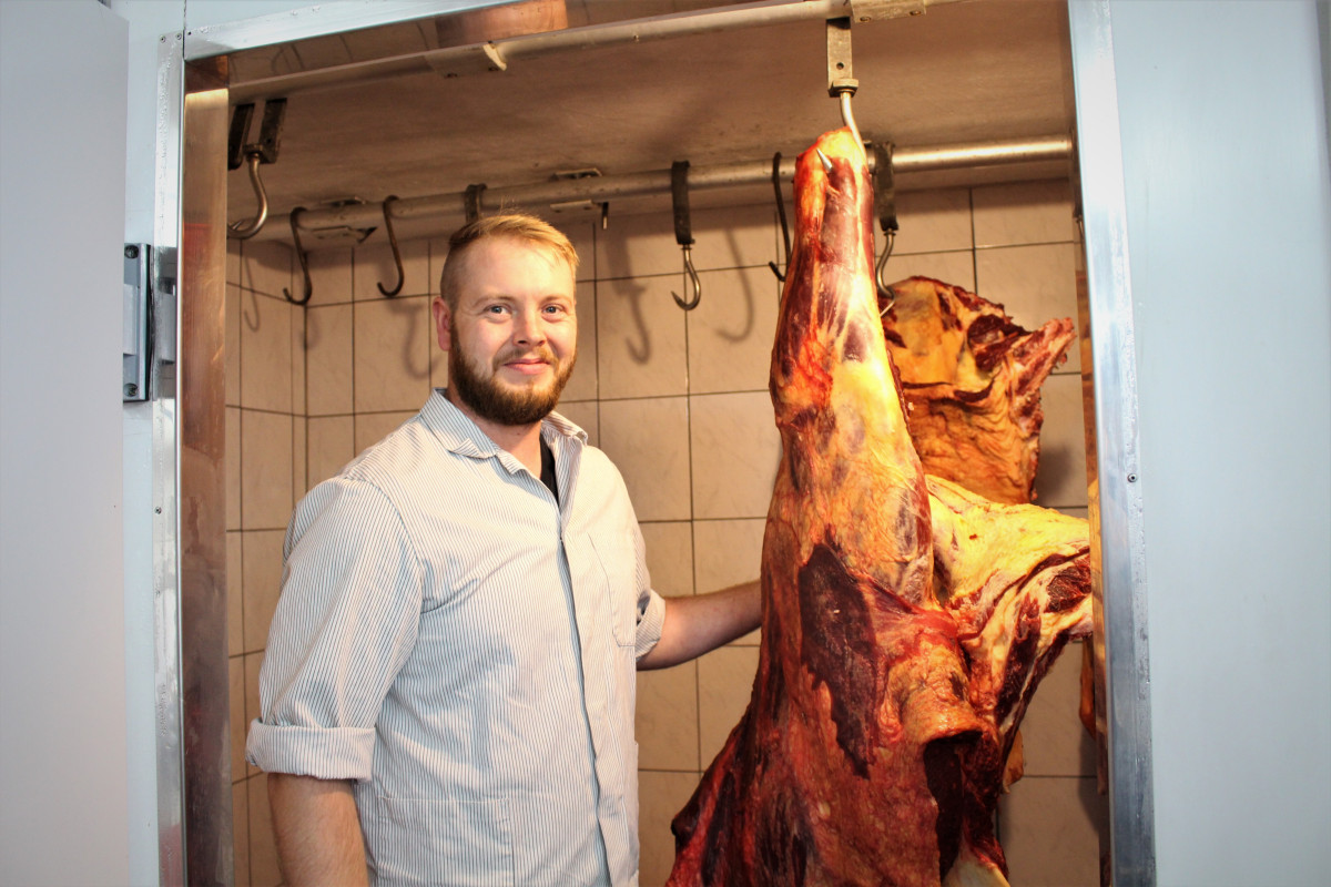 Michi Gröbner wirft einen Blick in den Kühlraum, wo das Fleisch bei 4 bis 7 Grad optimal reifen kann.