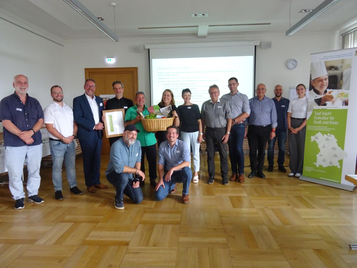 Das Coaching-Team Maximilianshöhe bei der feierlichen Urkundenübergabe v.l.n.r. Maximilian Lösch-Berrsche, Steffen Schelle, Dr. Stefan Specht, Matthias Seichter, Daniel Buslapp, Claude Peiffer, Julius Stintzing, Sabine Maier, Christa Reinert-Heinz, Roland Schöffel (stellv. Landrat Wunsiedel i. Fichtelgebirge),Sebastian Thiem, Hanngörg Zimmermann, Tobias Alt & Julia Thiem