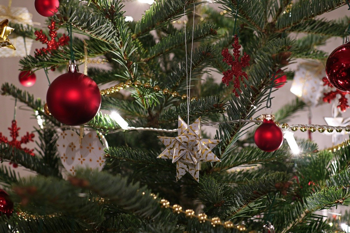 Baum mit Schmuck an Weihnachten