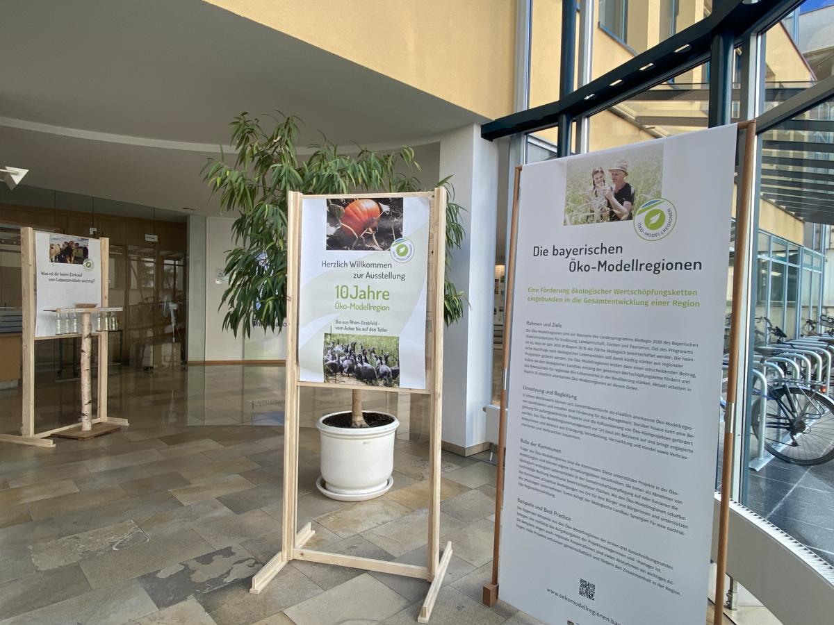 Plakate und Rollups im Foyer
