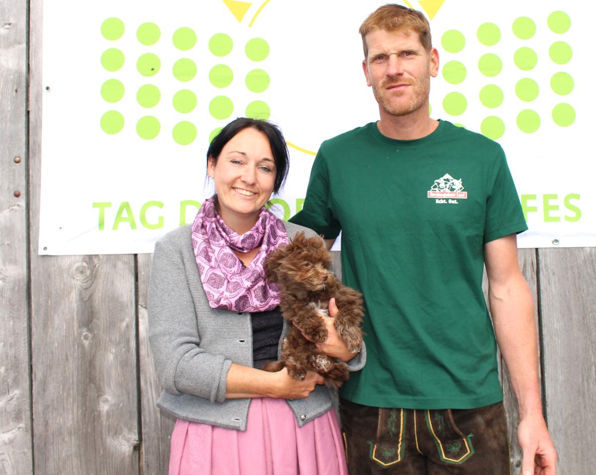 Die Gastgeber Carina und Hannes Hoiß mit Hund Mütze.