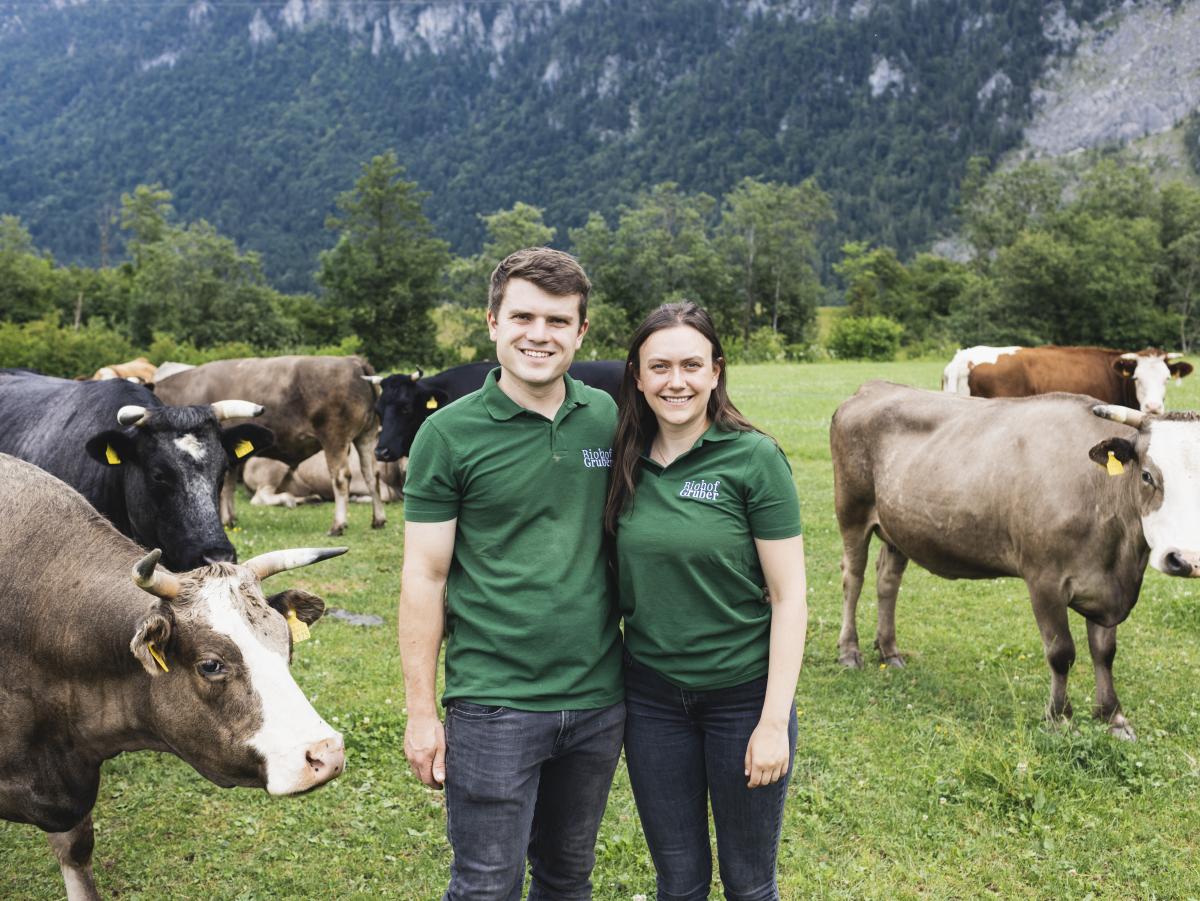 Mann und Frau auf Kuhweide